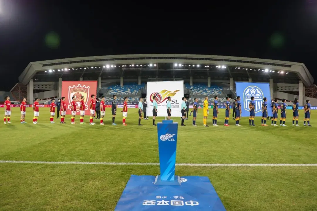 国内足球联赛赛程密集，球场上战况激烈(国内足球联赛叫什么)