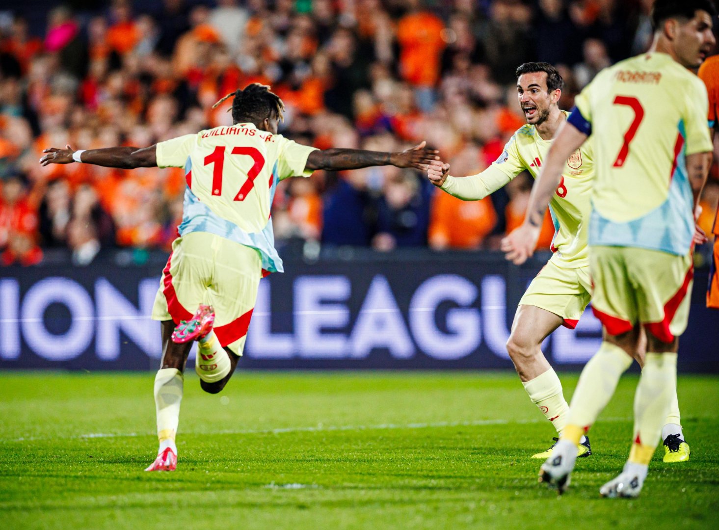 包含欧洲足球盛宴临近，球迷为豪门对决燃情的词条